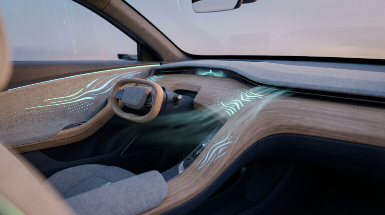 Intérieur de voiture futuriste : volant bois, tableau de bord avec motifs lumineux bleus/verts sur tissu et bois.